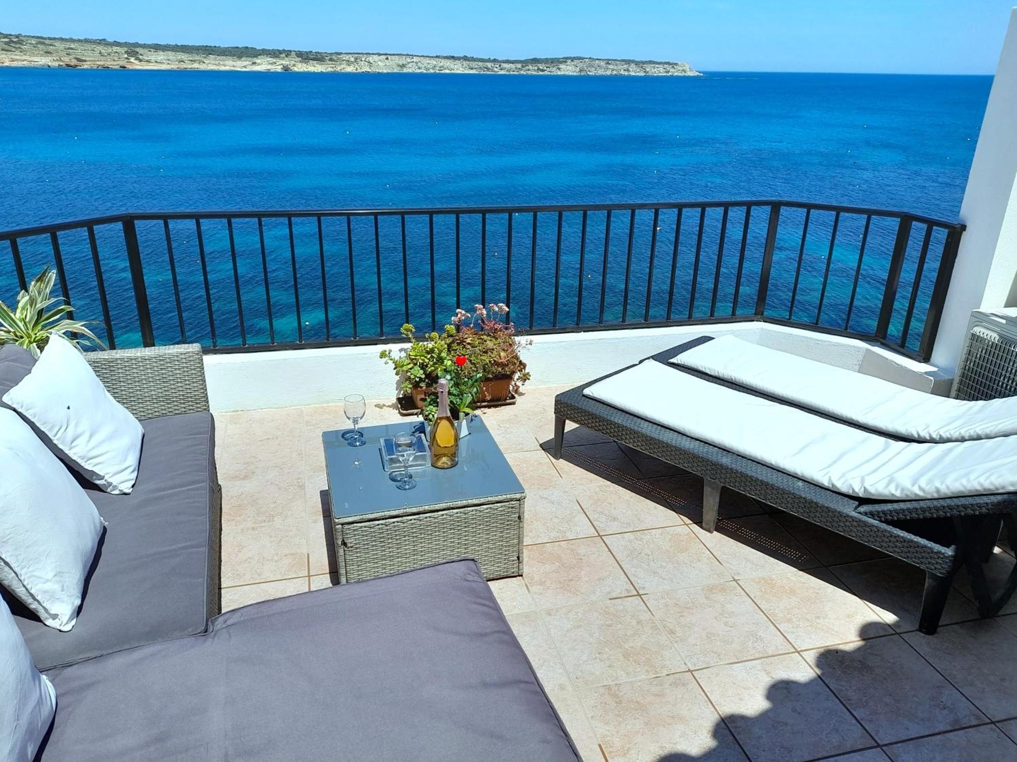 Seafront Apartment Terrace, Lounger & Panoramic Ocean Views Mellieha Quarto foto