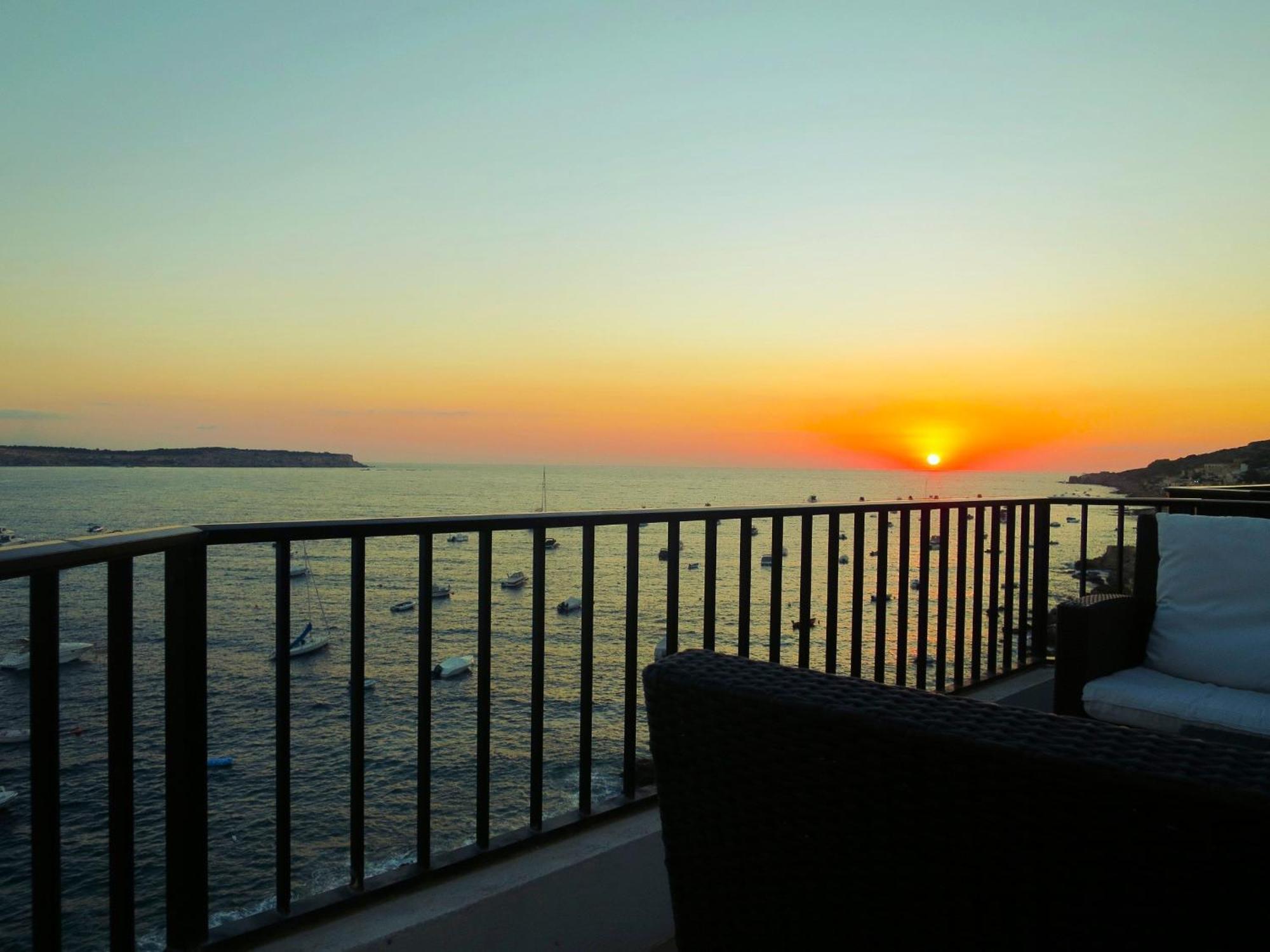 Seafront Apartment Terrace, Lounger & Panoramic Ocean Views Mellieha Quarto foto